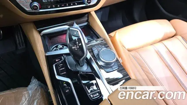 BMW 5 Series 2020 — Şəkil 17/33
