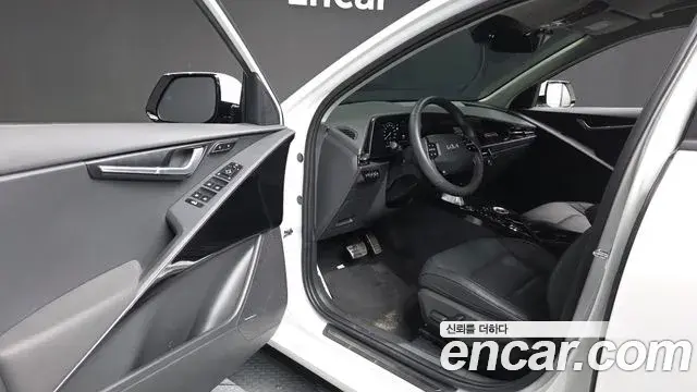 Kia Niro 2024 — ფოტო 28/35