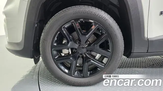 Jeep Renegade 2023 — Photo 30/33