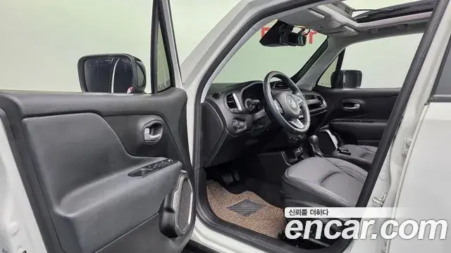 Jeep Renegade 2023 — Photo 24/33
