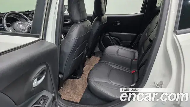 Jeep Renegade 2023 — Photo 6/33