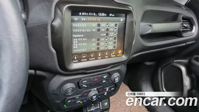 Jeep Renegade 2023 — Photo 16/33