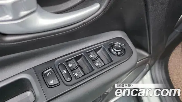Jeep Renegade 2023 — Photo 17/33