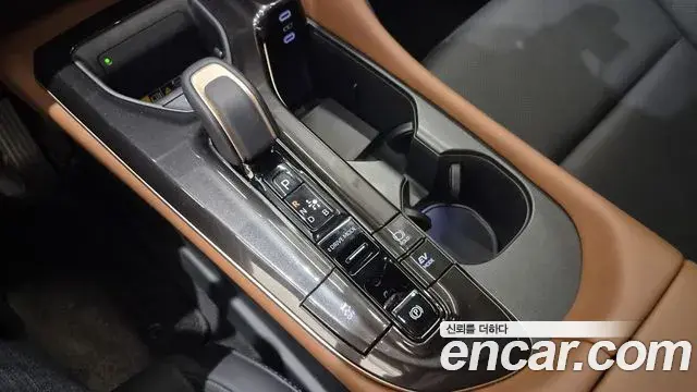 Toyota Crown Crossover 2024 — Photo 7/17