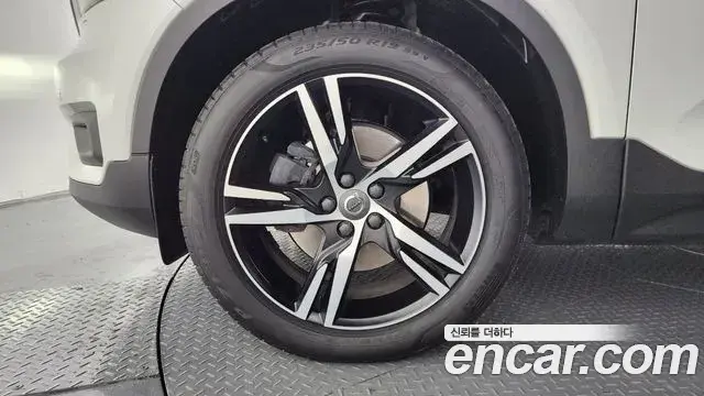 Volvo XC40 2020 — Photo 15/32