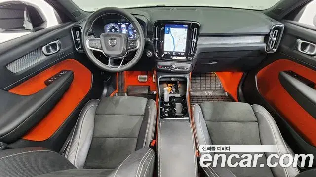 Volvo XC40 2020 — Photo 9/32