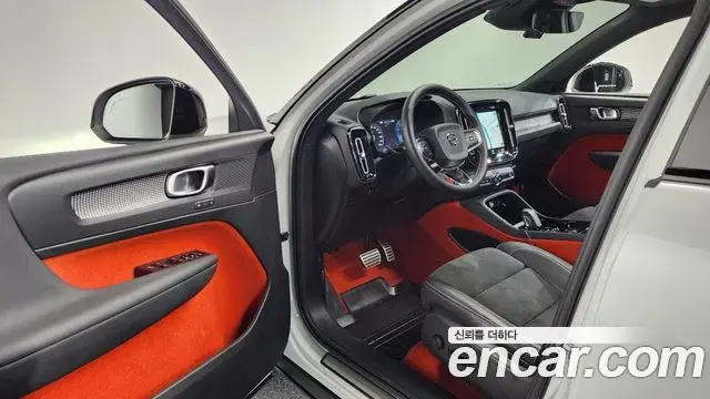 Volvo XC40 2020 — Photo 10/32