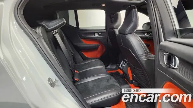 Volvo XC40 2020 — Photo 27/32