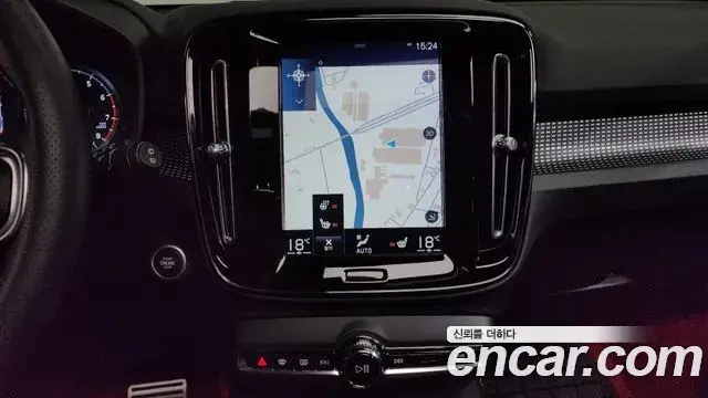 Volvo XC40 2020 — Photo 18/32