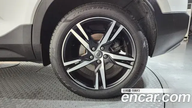 Volvo XC40 2020 — Photo 16/32