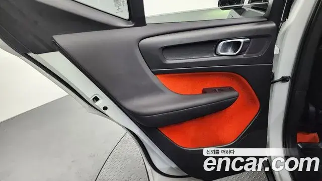 Volvo XC40 2020 — Photo 24/32