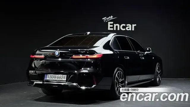 BMW 7 Series 2023 — ფოტო 8/20