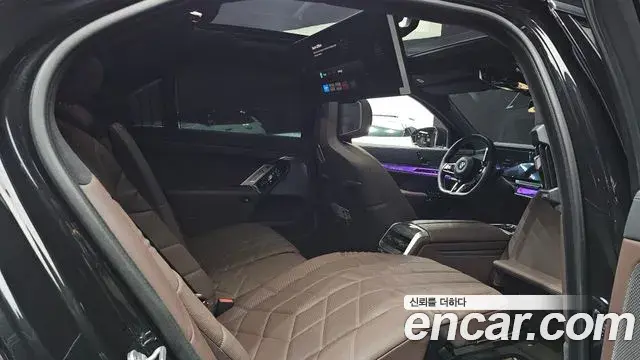 BMW 7 Series 2023 — ფოტო 18/20