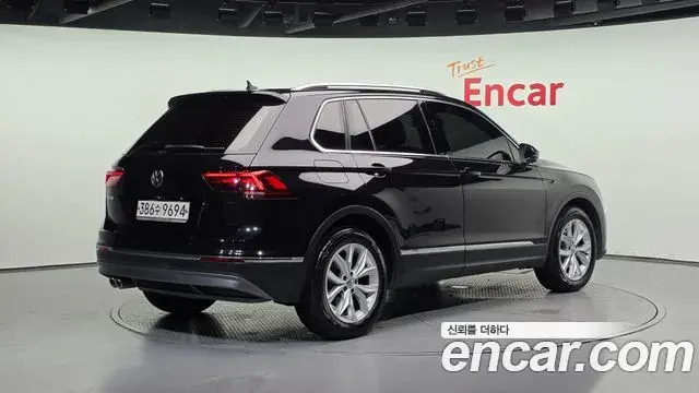 Volkswagen Tiguan 2020 — ფოტო 11/30