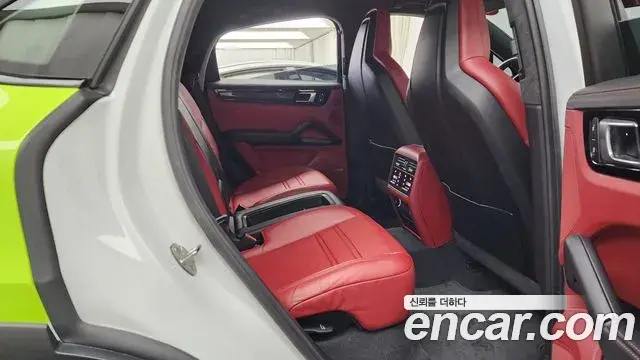 Porsche Cayenne 2022 — ფოტო 26/33