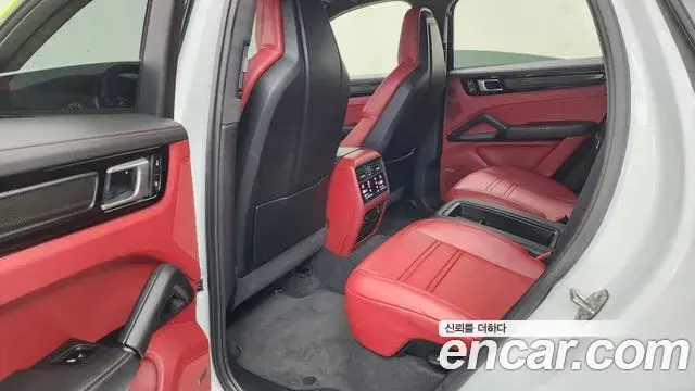 Porsche Cayenne 2022 — ფოტო 7/33