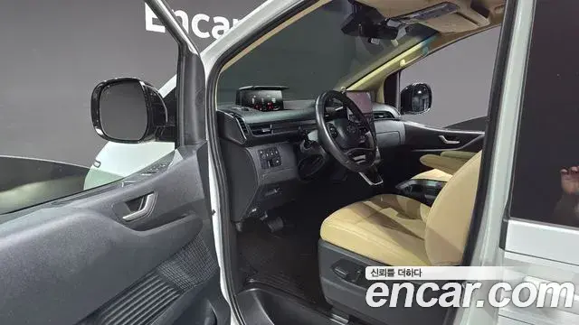Hyundai Staria 2023 — Photo 16/20