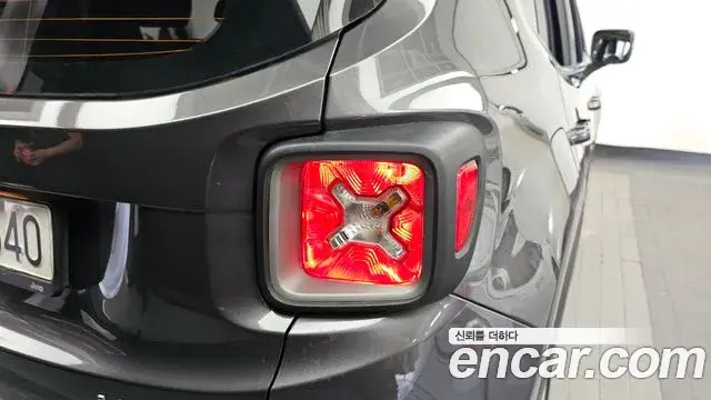 Jeep Renegade 2021 — Photo 16/32