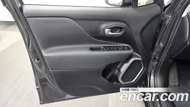 Jeep Renegade 2021 — Photo 27/32