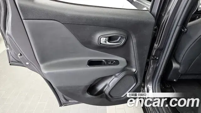 Jeep Renegade 2021 — Photo 9/32