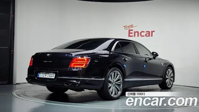 Bentley Flying Spur 2022 — ფოტო 13/38
