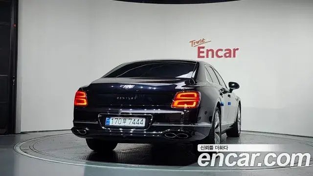 Bentley Flying Spur 2022 — ფოტო 24/38