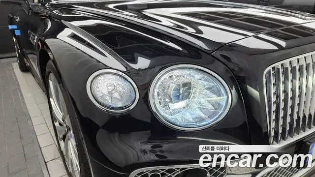 Bentley Flying Spur 2022 — ფოტო 16/38