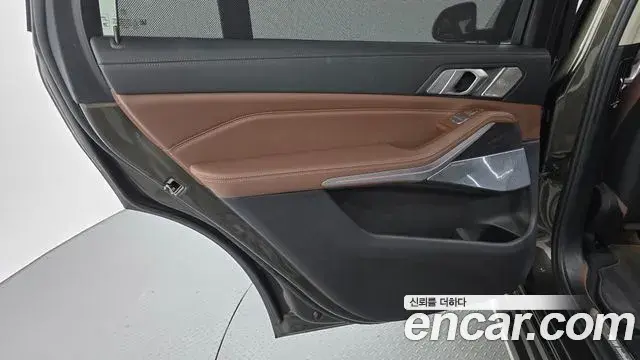 BMW X7 2022 — Şəkil 13/31