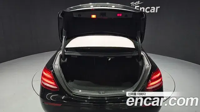 Mercedes-Benz E-Class 2018 — Фото 20/20