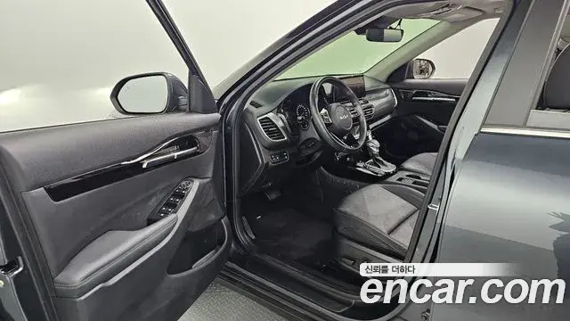 Kia Seltos 2022 — Şəkil 28/30