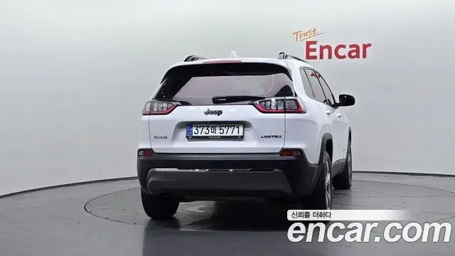 Jeep Cherokee 2022 — ფოტო 9/20