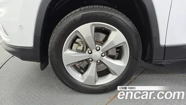 Jeep Cherokee 2022 — ფოტო 14/20
