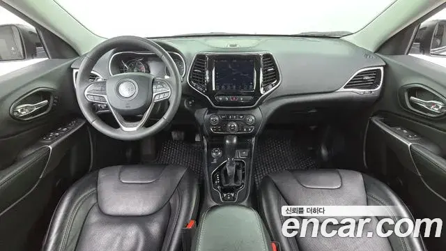 Jeep Cherokee 2022 — ფოტო 8/20