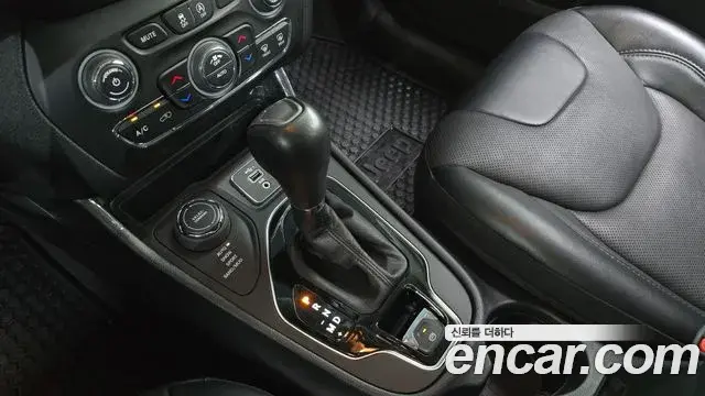 Jeep Cherokee 2022 — ფოტო 2/20