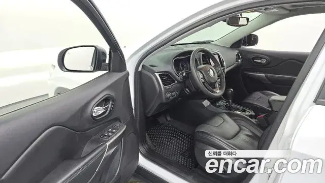 Jeep Cherokee 2022 — ფოტო 17/20