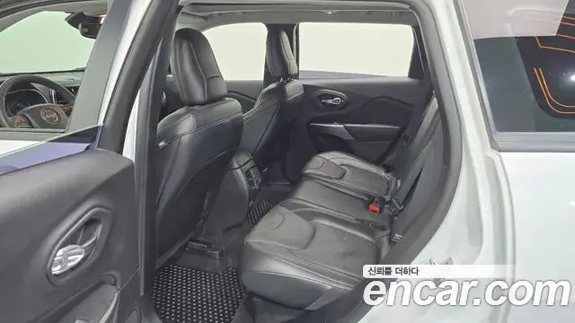 Jeep Cherokee 2022 — ფოტო 15/20