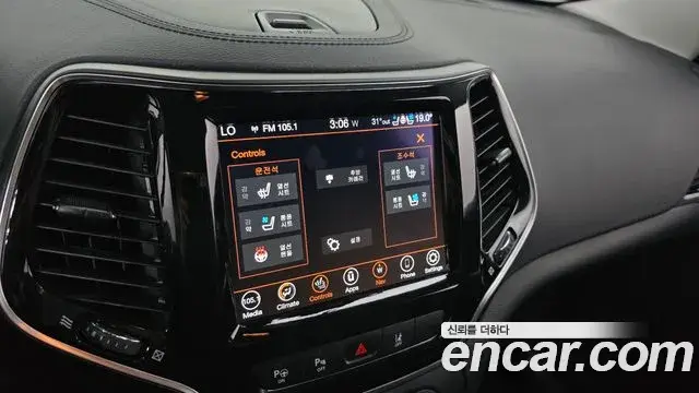 Jeep Cherokee 2022 — ფოტო 7/20