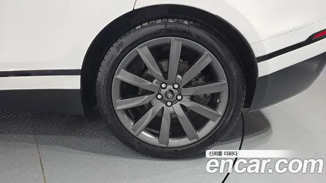Land Rover Range Rover Velar 2018 — ფოტო 23/33