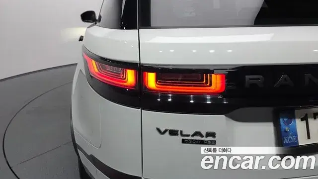 Land Rover Range Rover Velar 2018 — ფოტო 14/33