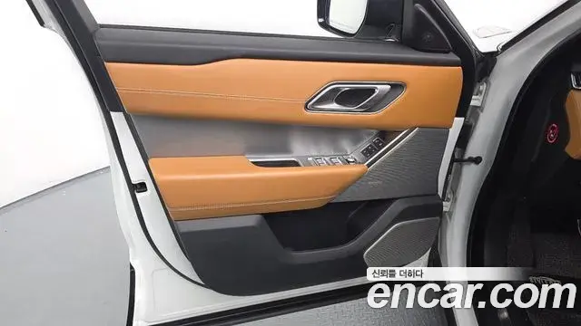 Land Rover Range Rover Velar 2018 — ფოტო 26/33