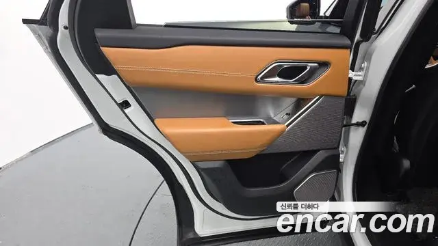 Land Rover Range Rover Velar 2018 — ფოტო 31/33