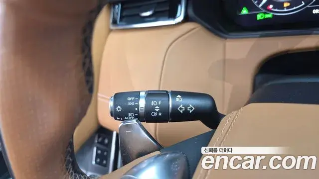 Land Rover Range Rover Velar 2018 — ფოტო 32/33