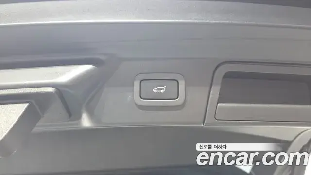 Land Rover Range Rover Velar 2018 — ფოტო 22/33