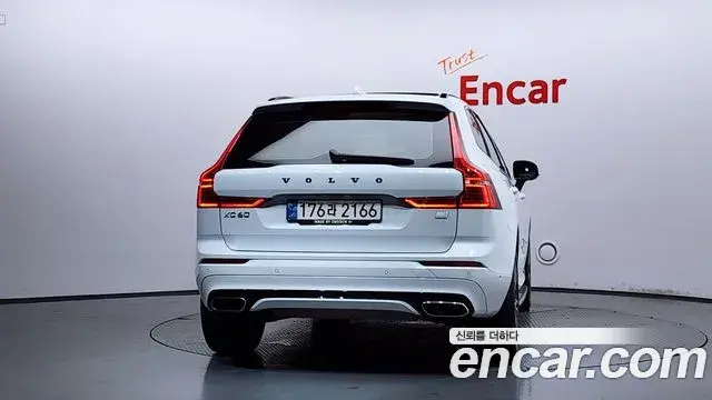 Volvo XC60 2020 — ფოტო 32/34