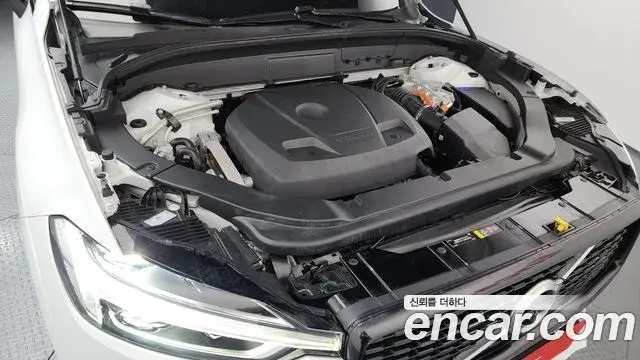 Volvo XC60 2020 — ფოტო 13/34