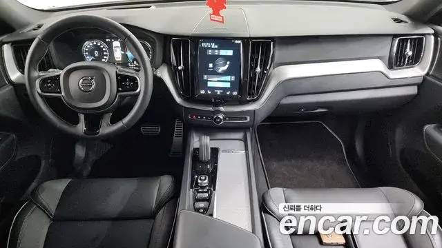 Volvo XC60 2020 — ფოტო 31/34