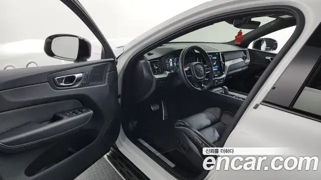 Volvo XC60 2020 — ფოტო 11/34