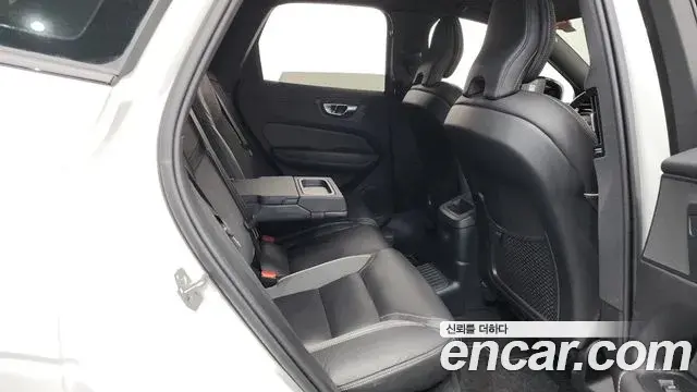 Volvo XC60 2020 — ფოტო 2/34