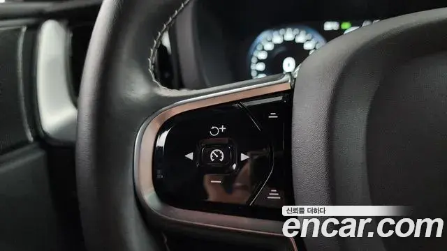 Volvo XC60 2020 — ფოტო 24/34