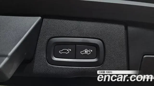 Volvo XC60 2020 — ფოტო 23/34